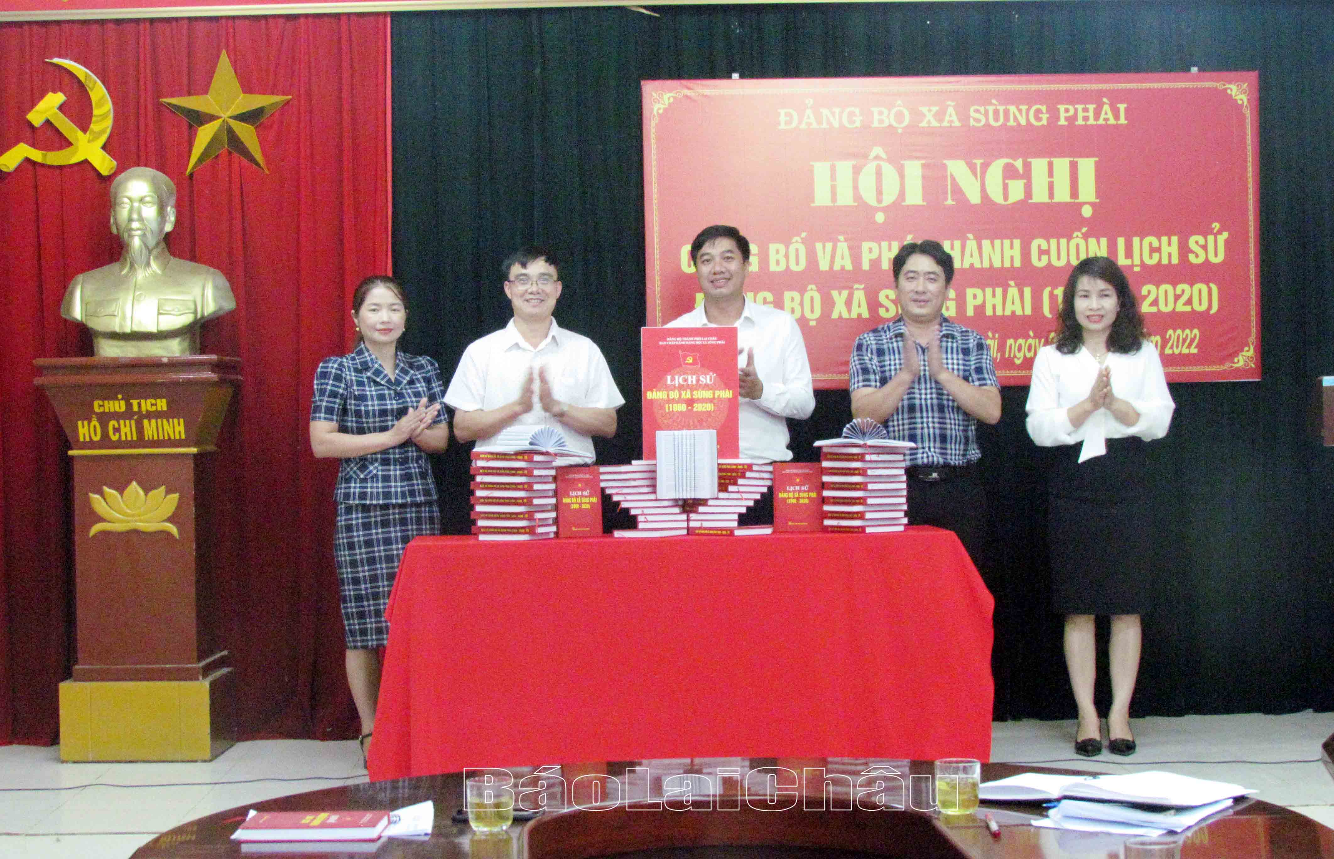 Cuốn lịch sử Đảng bộ xã Sùng Phài chính thức được phát hành trước sự chứng kiến của lãnh đạo Thành ủy Lai Châu và xã Sùng Phài. 